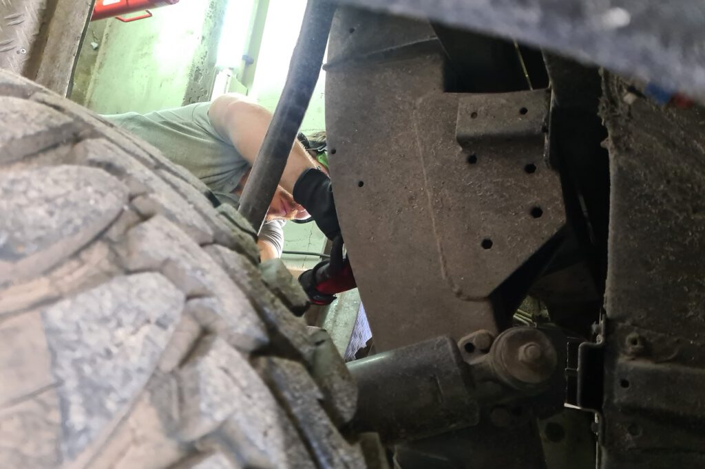 Mirko beim Schrauben