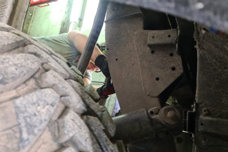 Mirko beim Schrauben