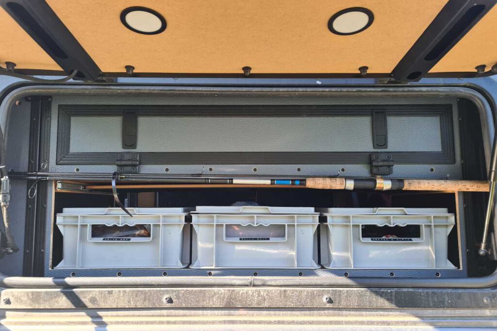 Angel verstaut im Auto