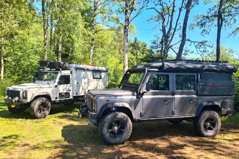 Zwei Land Rover Defender