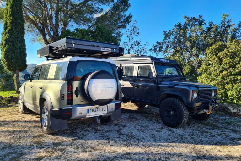 Neuer und alter Land Rover Defender