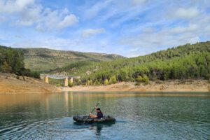 Mirko paddelt in einem fast leeren Fluss