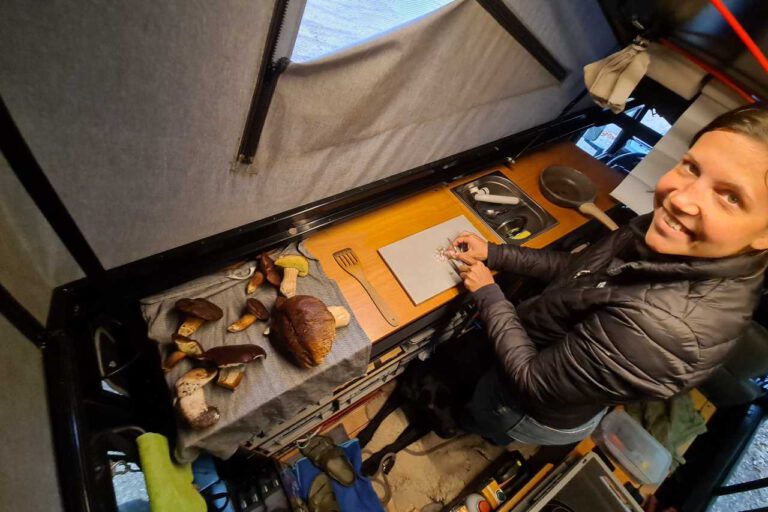 Nina bereitet Pilze zu