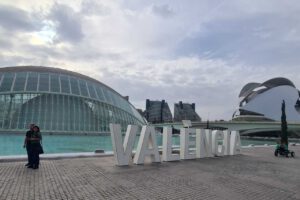 Valencia-Schriftzug in der Ciudad de las Artes y las Ciencias